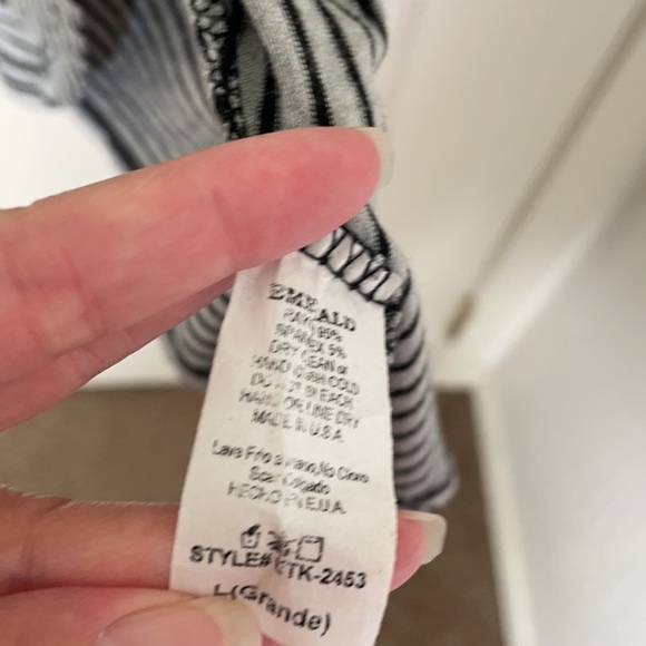 Adorable sleeveless tunic top. Like NEW - Picture 6 of 9